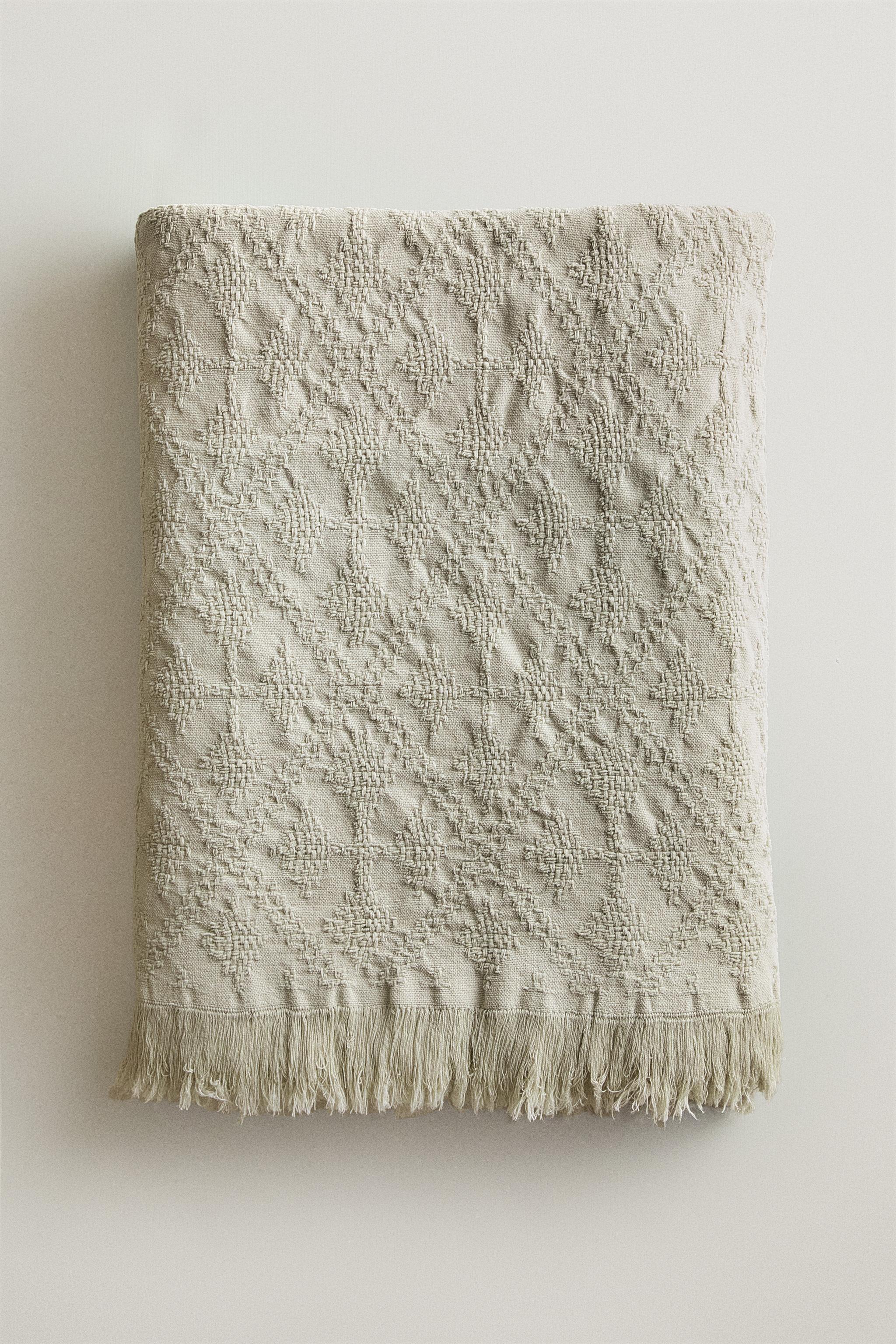 JACQUARD DIAMOND BLANKET